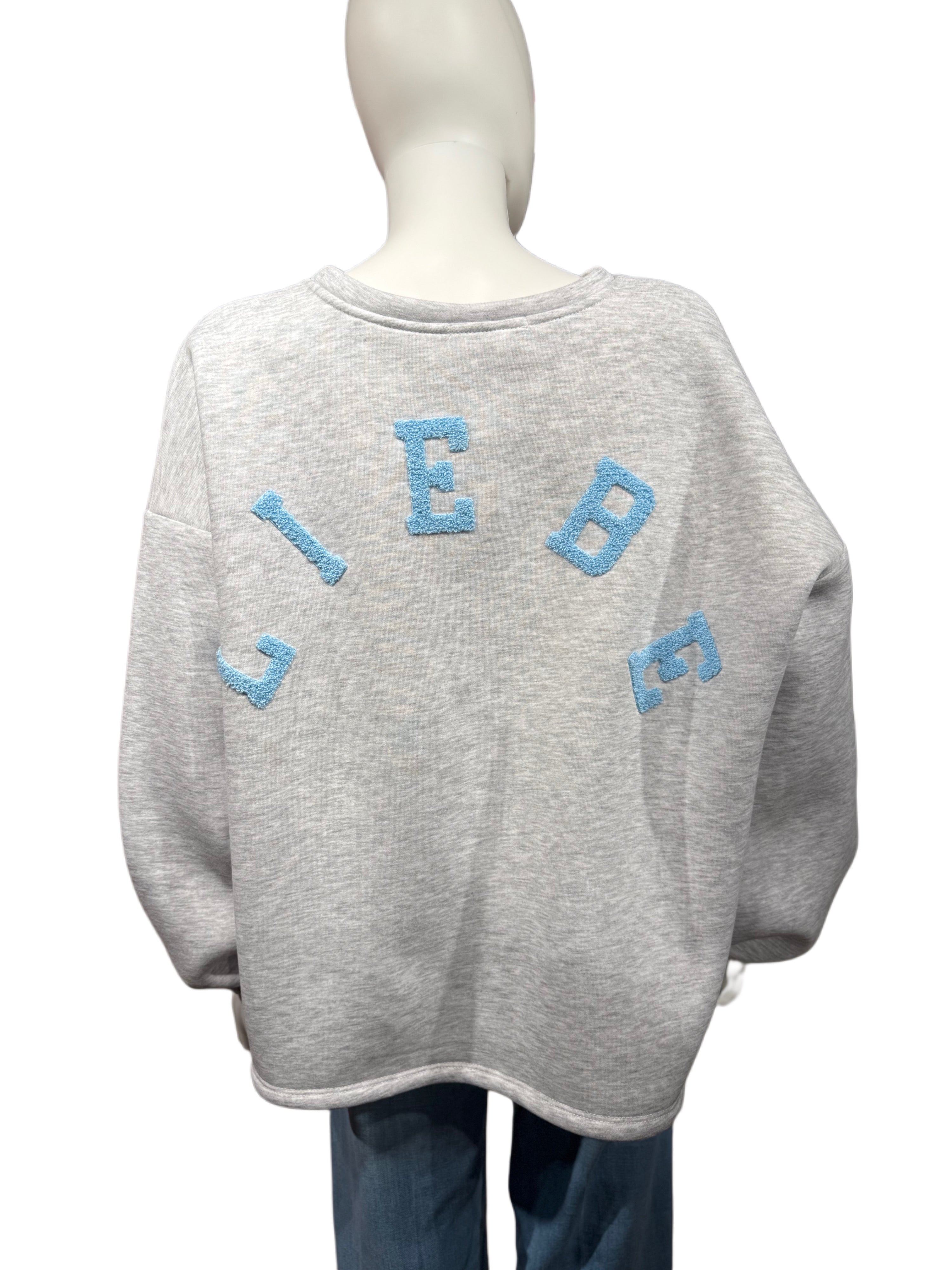 It-Pieces Sweater „LIEBE“ – Hellgrau mit hellblauem Rückenprint